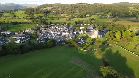 hawkshead village distrito de los lagos cumbria reino unido material de archivo aéreo tire hacia atrás revelar 4k