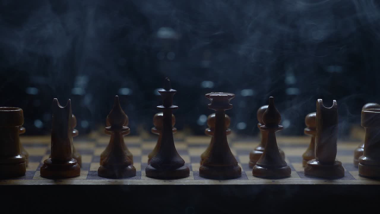 ajedrez iluminado con efecto de humo. adecuado para anuncios.