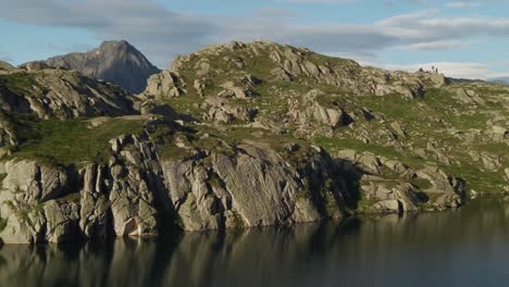 Szenische-Spiegelung-Von-Bergen-Und-Wolken-In-Einem-Kleinen-See-In-Italien