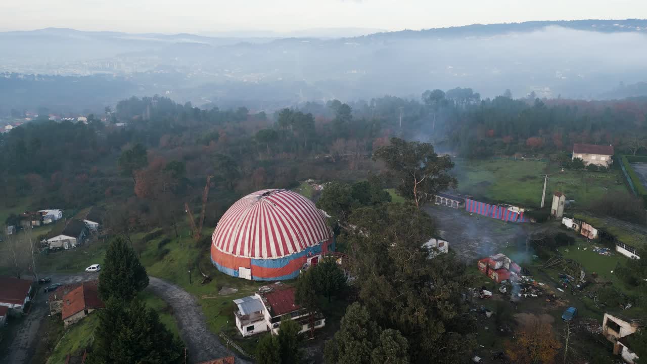 el avión no tripulado se eleva por encima de la tienda de circo de benposta con niebla en el dosel de la copa del árbol