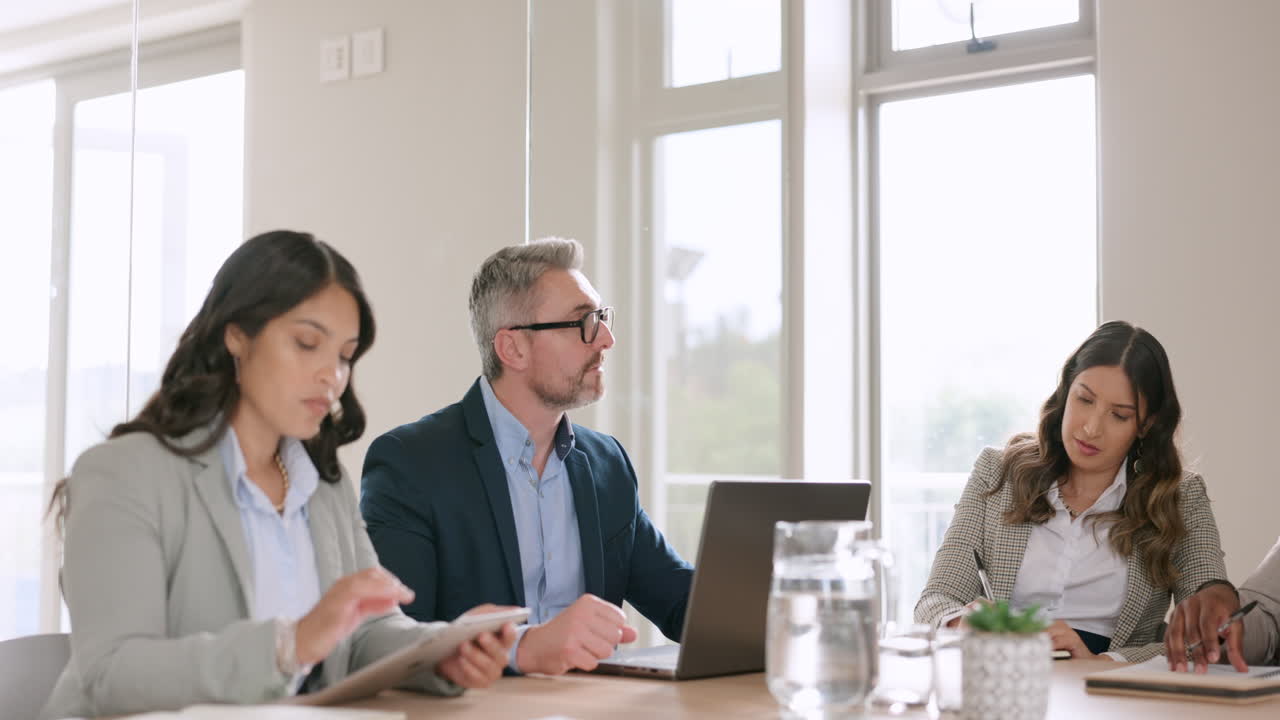 tablet, computadora portátil y reunión con un hombre de negocios