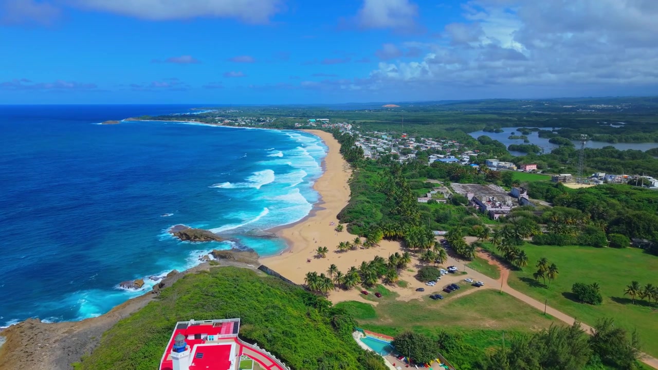 Órbita de dron sobre una bahía tropical aislada con arena blanca en Arecibo