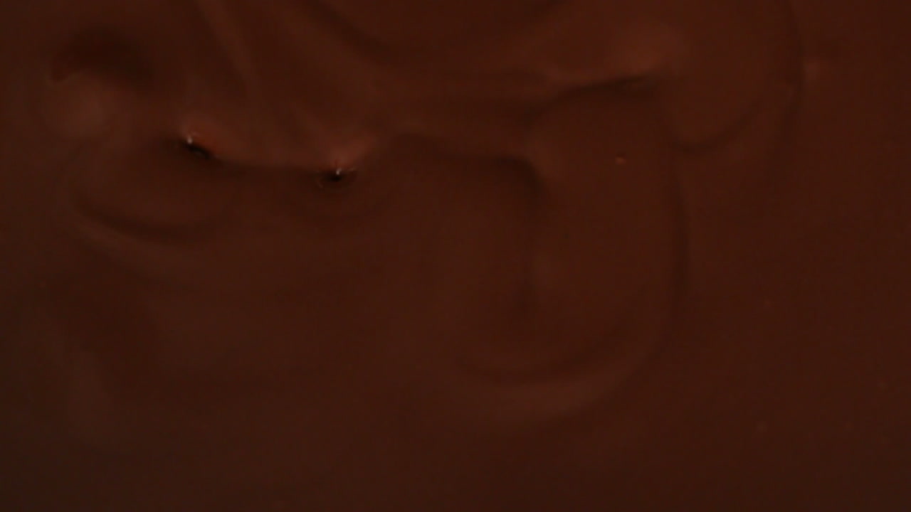 bolas de caramelo cayendo en el chocolate derretido