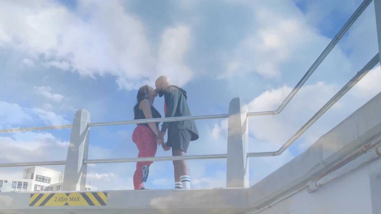 animación del cielo con nubes sobre hombre afroamericano y mujer discapacitada con pierna artificial