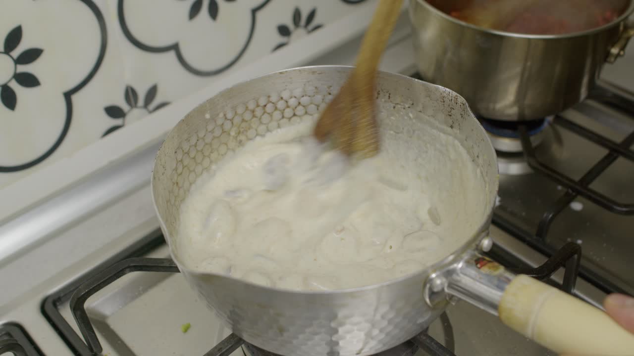 Premium Stock-Video - Pilzsauce mit einem holzlöffel im kochtopf auf ... Premium Stock-Video - Pilzsauce mit einem holzlöffel im kochtopf auf ...