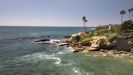 Laguna-Beach,-Kalifornien,-Luftaufnahme-Einer-Drohne,-Die-über-Den-Pazifischen-Ozean-Im-Heisler-Park-Fliegt