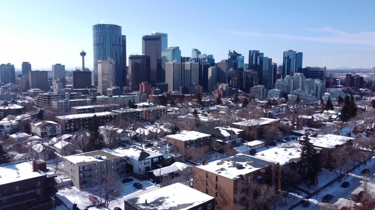 toma una vista de pájaro de un impresionante paisaje urbano invernal con este video de dron de un centro nevado y soleado