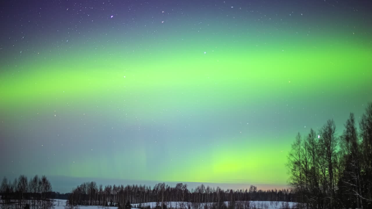 cielo nocturno de color amarillo, verde y morado durante la aurora boreal en el polo norte - lapso de tiempo