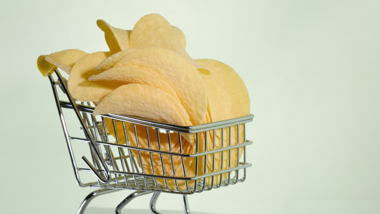 fichas en un pequeño carrito de la compra