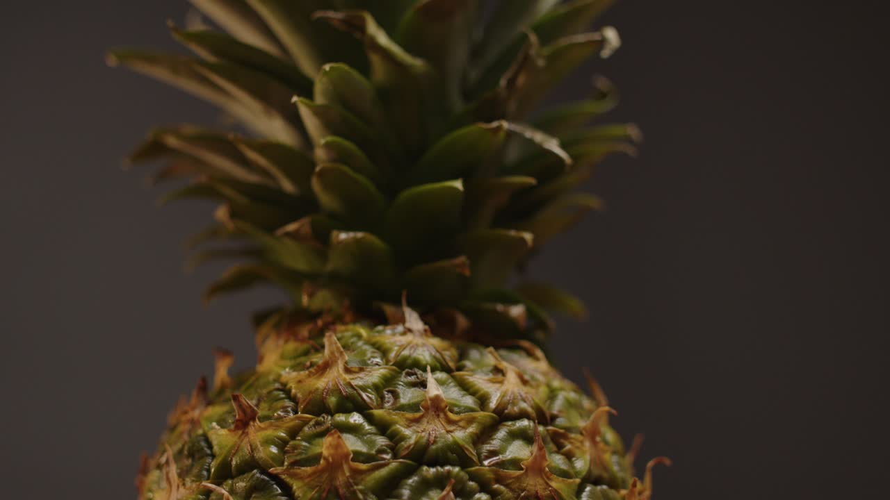 primer plano de piña inclinándose hacia abajo