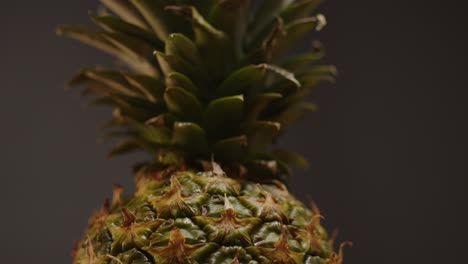 Nahaufnahme-Von-Ananas-Nach-Unten-Kippen