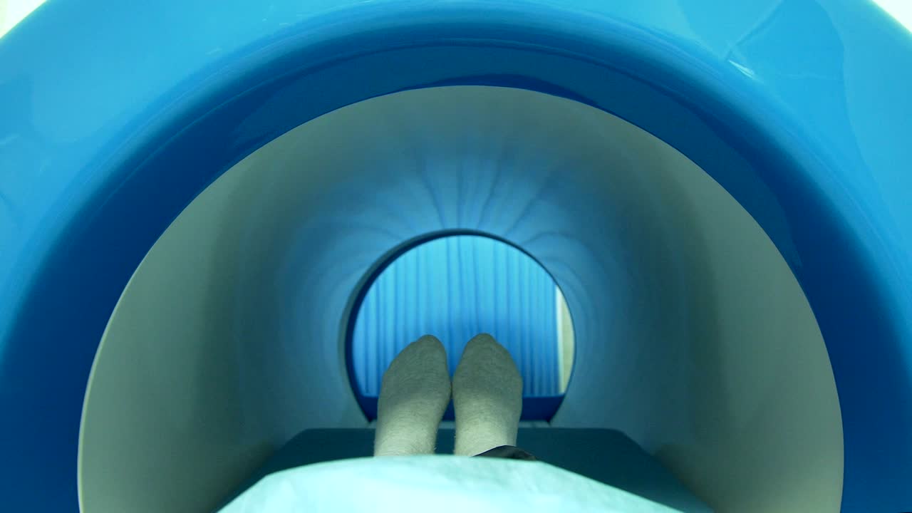 mri 스캔 기계 밖으로 나가는 환자