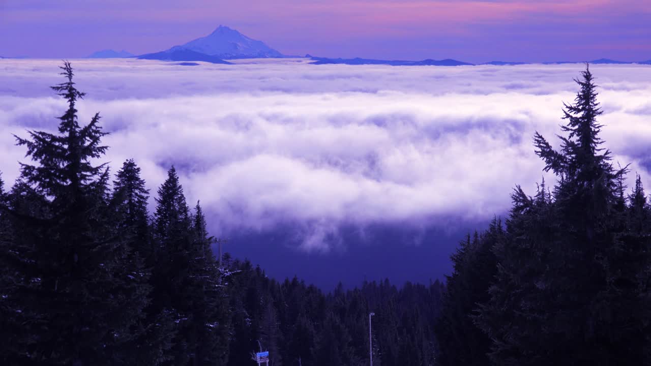 lapso de tiempo de las nubes moviéndose a través de la cordillera de las cascadas de oregon con mt jefferson en la distancia