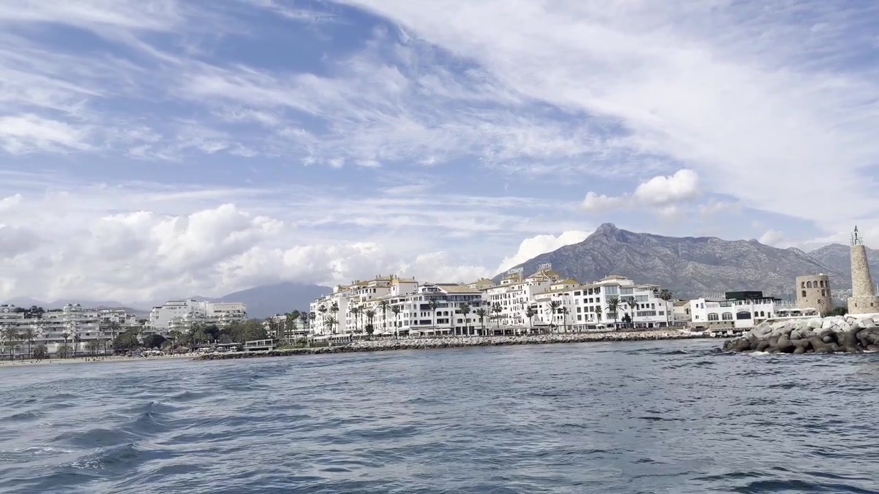 Puerto Banús visto da una barca in mare.