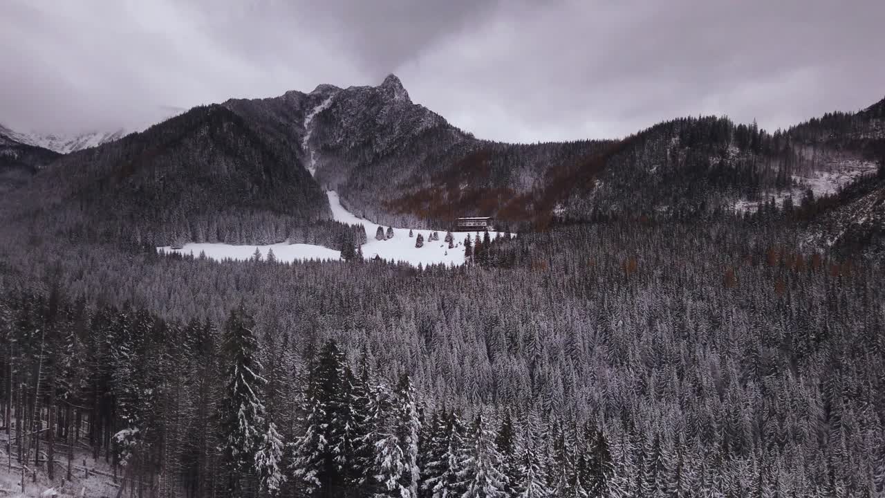 impresionante paisaje de montañas tatra cubiertas de nieve, vista desde el teleférico kasprowy wierch