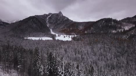 Impresionante-Paisaje-De-Montañas-Tatra-Cubiertas-De-Nieve,-Vista-Desde-El-Teleférico-Kasprowy-Wierch