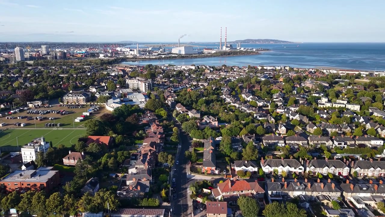 Zona residenziale di Sandymount con una casa, riprese drone che rivelano la Baia di Dublino e Poolbeg. Irlanda