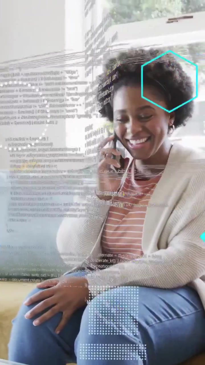 Video verticale: Donna seduta sul divano che tiene il telefono, chiamata in arrivo con sovrapposizioni tecnologiche e sorriso.