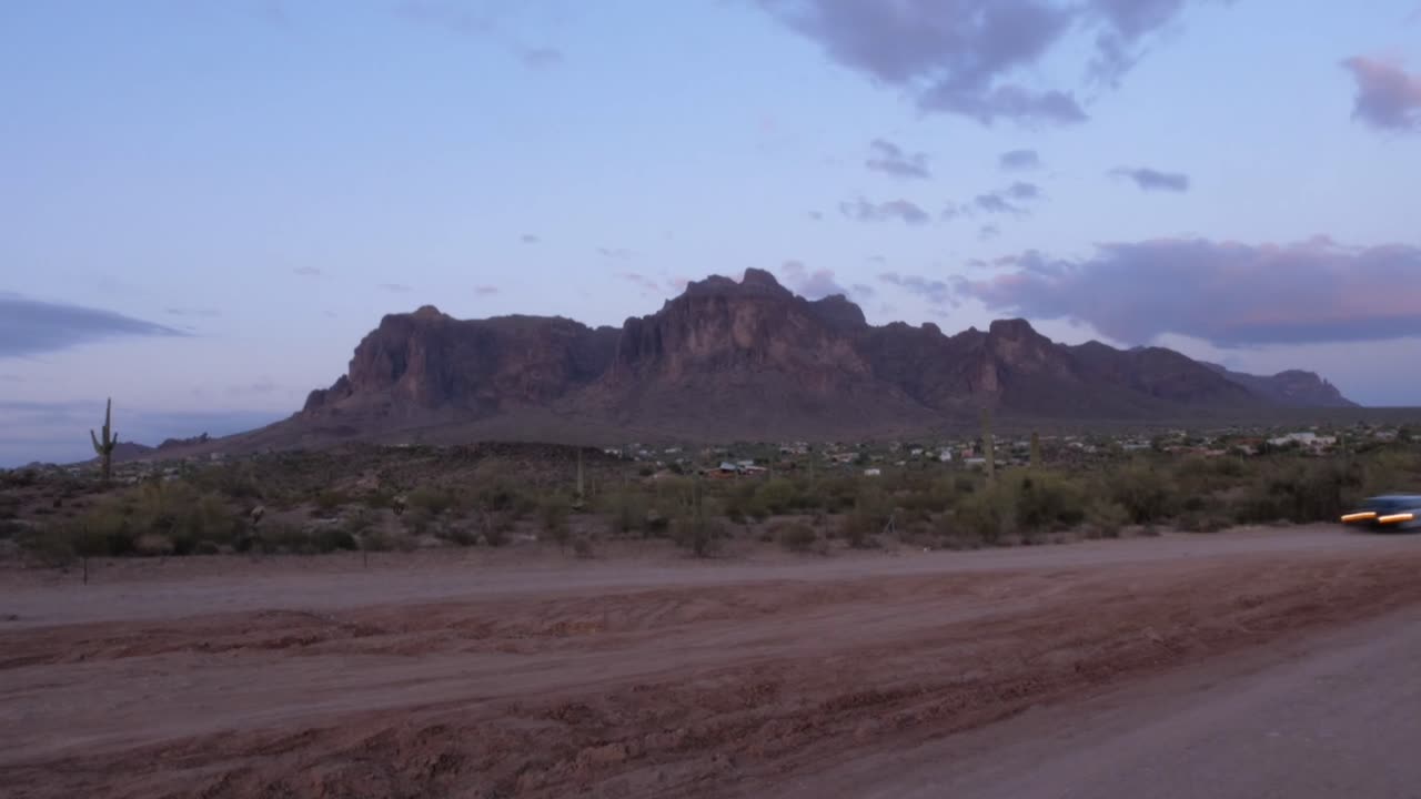 Timelapse della catena montuosa Superstition al tramonto