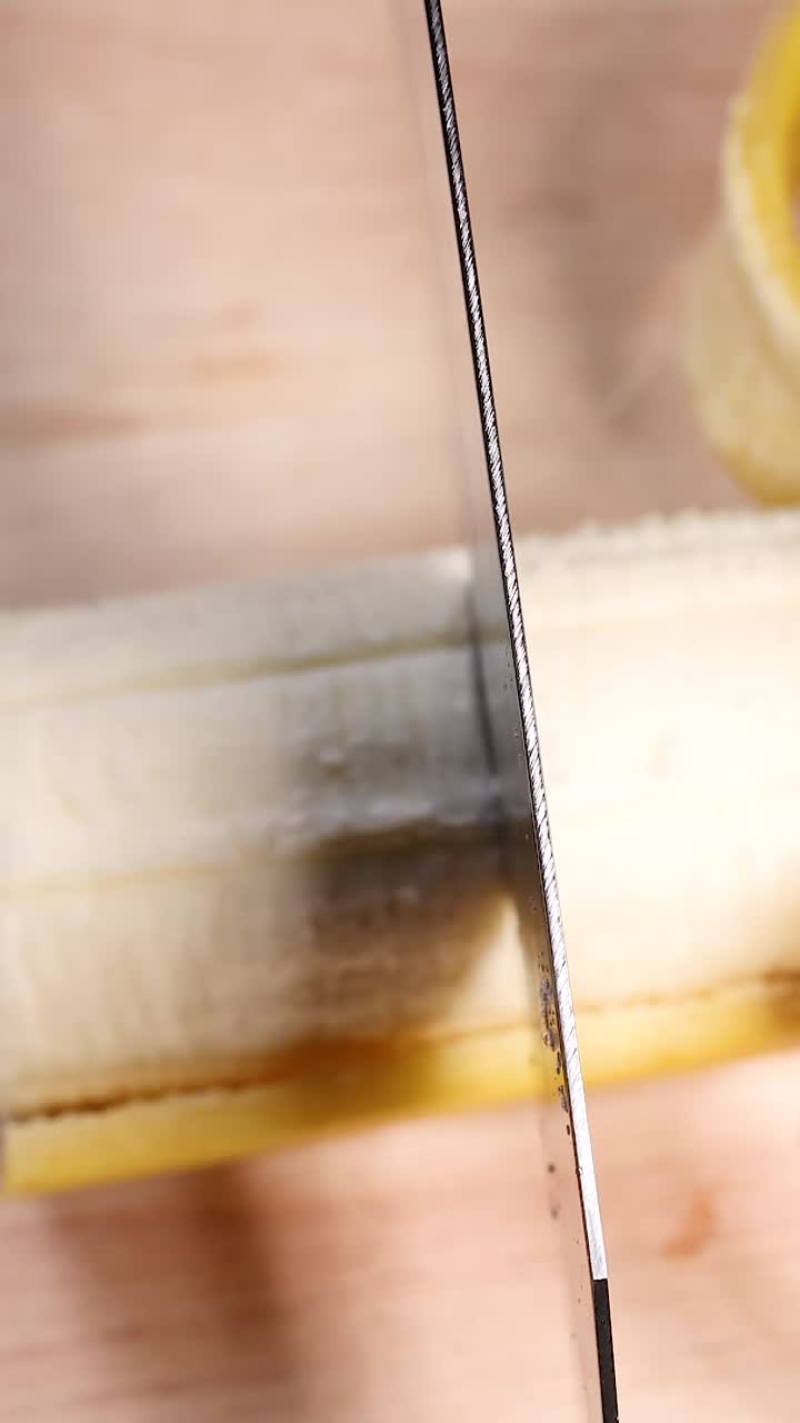 바나나가 칼로 잘라지고 있다