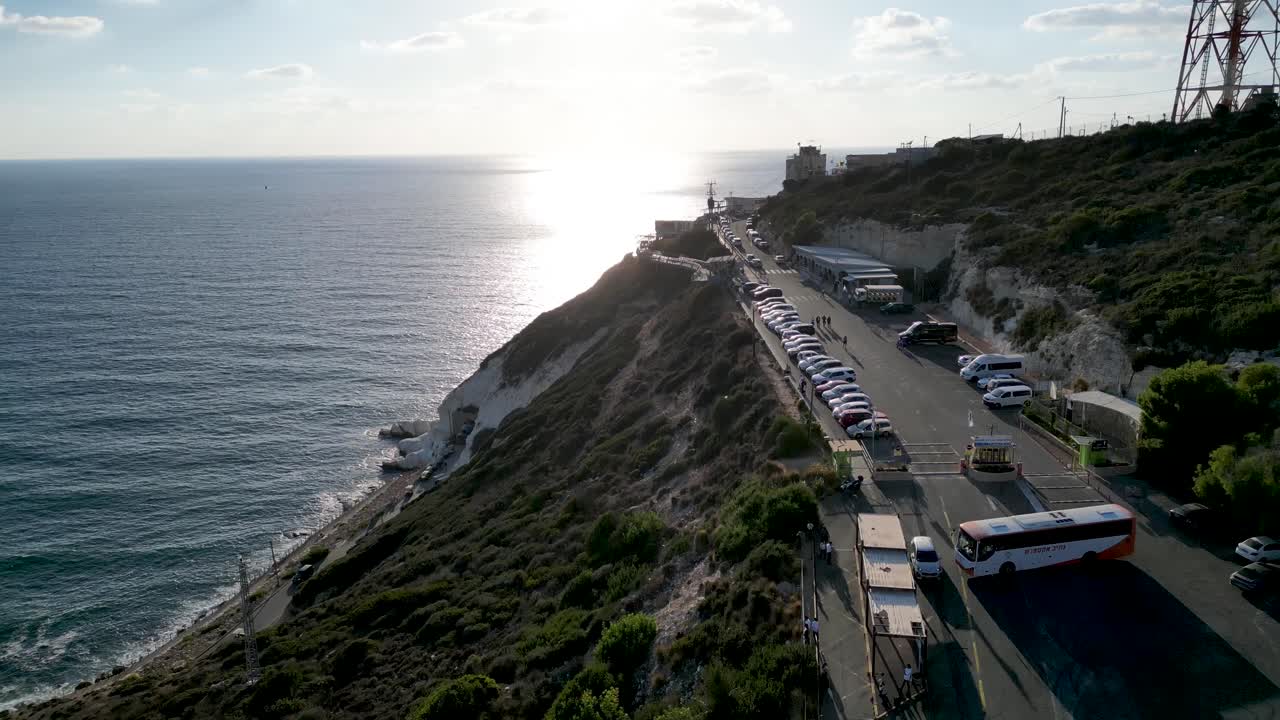 이스라엘 과 레바논 의 국경 을 분리 하는 가장 북쪽 지점 인 로시 하니크라 의 아름다운 4k 드론 파노라마 비디오