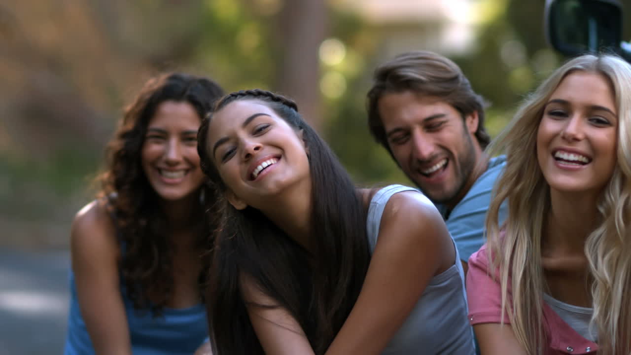 Amigos sentados en el suelo riendo juntos