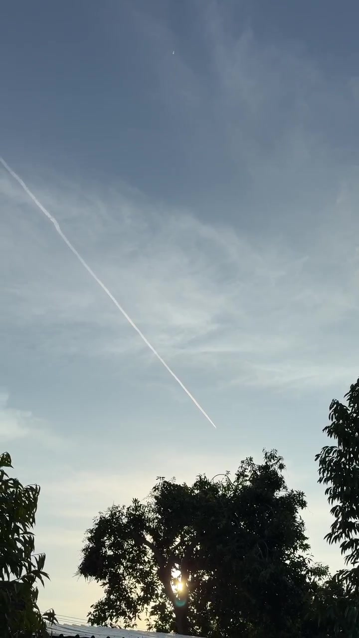 Scia di condensazione di un aereo che si estende in un cielo azzurro limpido
