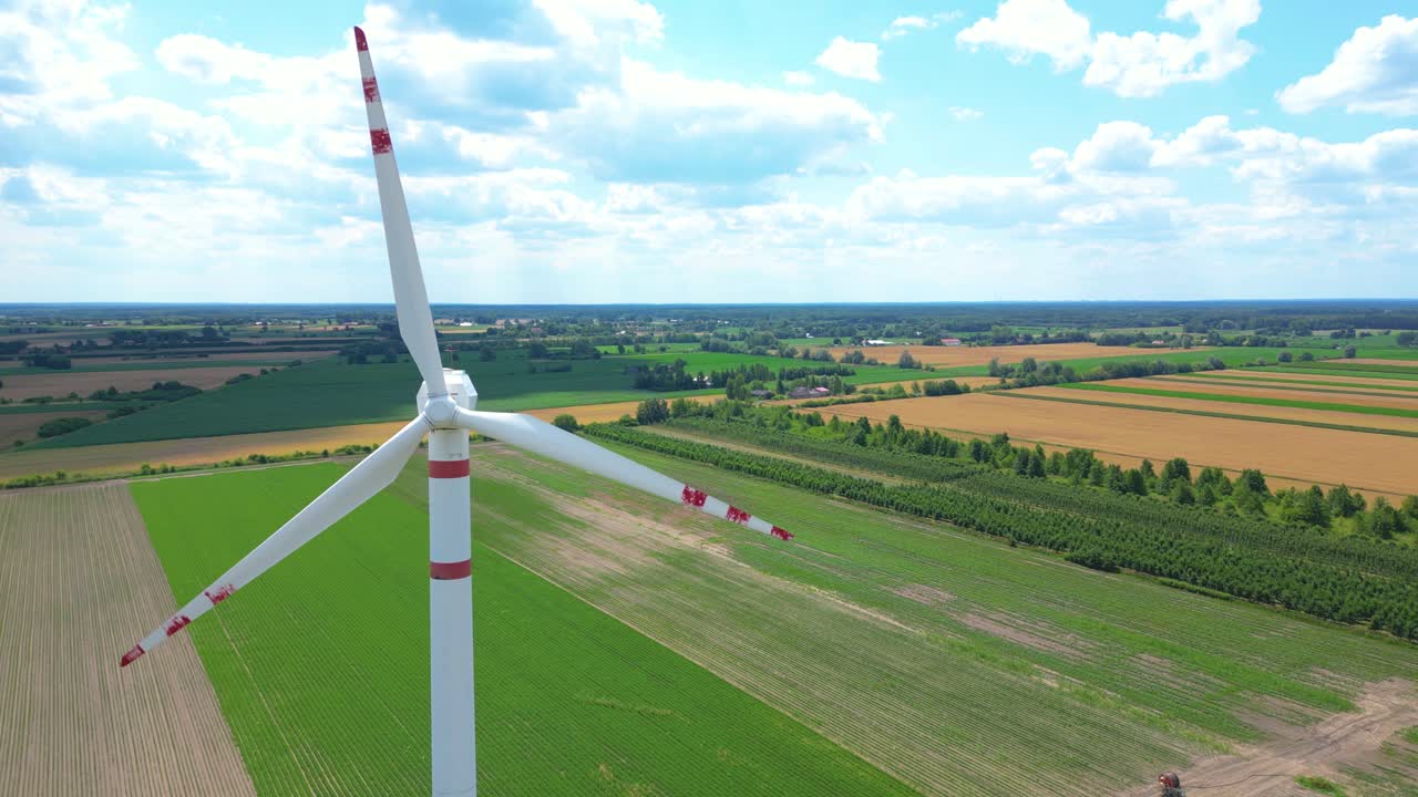 панорамный вид на ветропарк или ветропарк с высокими ветровыми турбинами для производства электроэнергии с местом для копирования