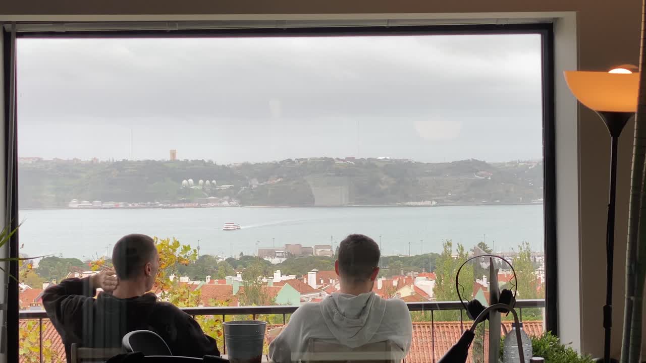 사무실 카페에서 점심 시간에 몇 가지 관점을 공유하는 근로자