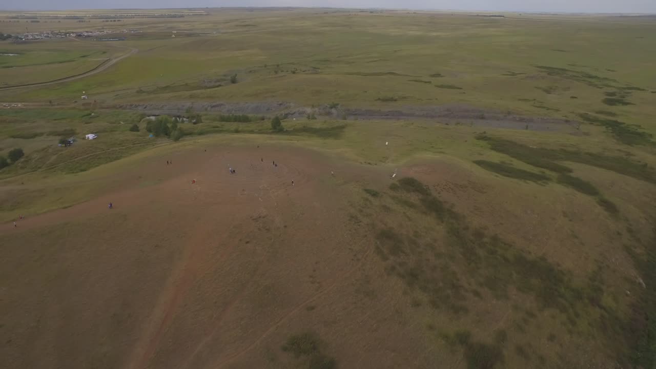 사람 들 과 함께 초원 언덕 의 공중 풍경