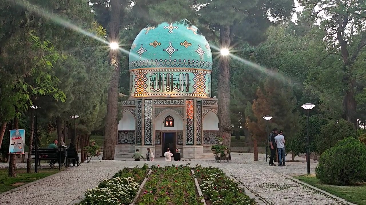 Persone che visitano la tomba ornata di Hafez a Shiraz