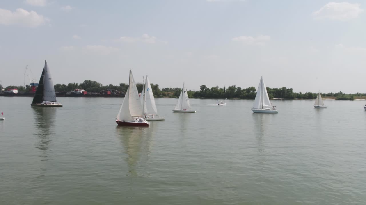 соревнования по парусному плаванию на реке