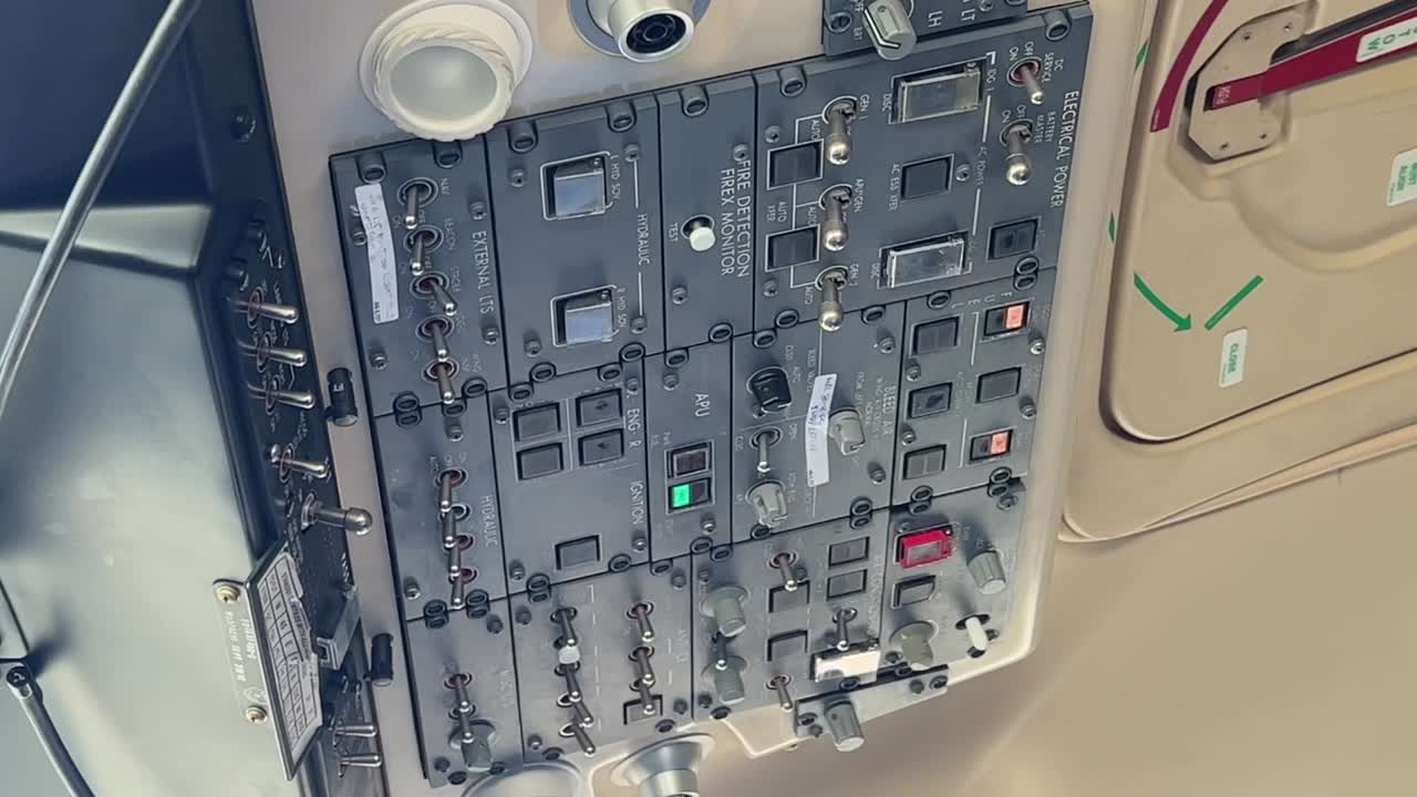 piloto dentro de una cabina de un avión arrancando el motor izquierdo