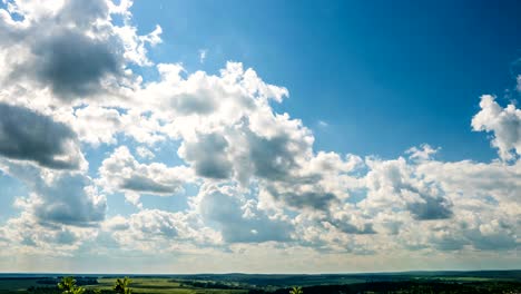 cielo azul nubes blancas fondo lapso de tiempo. hermoso tiempo en el cielo nublado. belleza de color brillante, luz en la naturaleza de verano. abstracto esponjoso, hinchado paisaje de nubes en el tiempo de lapso de aire. bucle de video