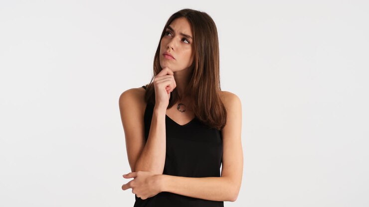 una mujer caucásica pensativa posando frente a la cámara.