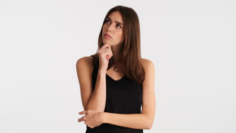 una mujer caucásica pensativa posando frente a la cámara.