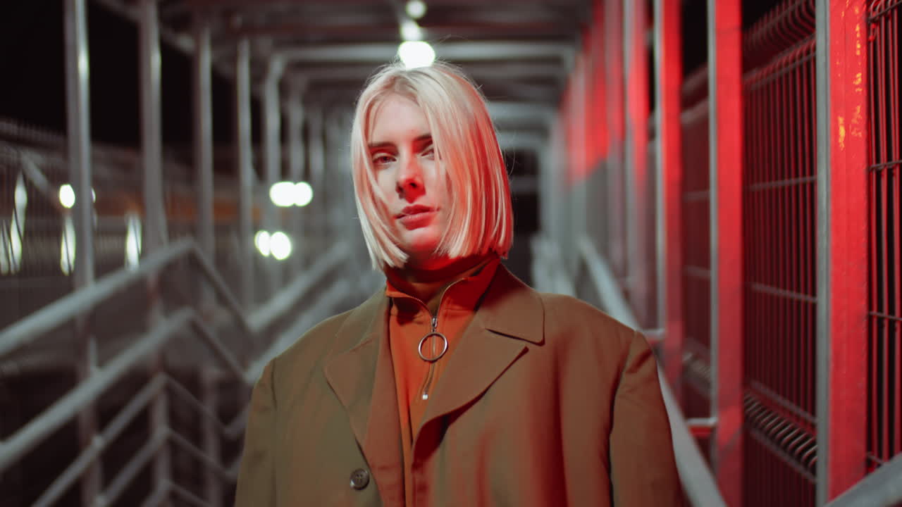 밤에 보행자 다리에서 아름다운 여성의 초상화