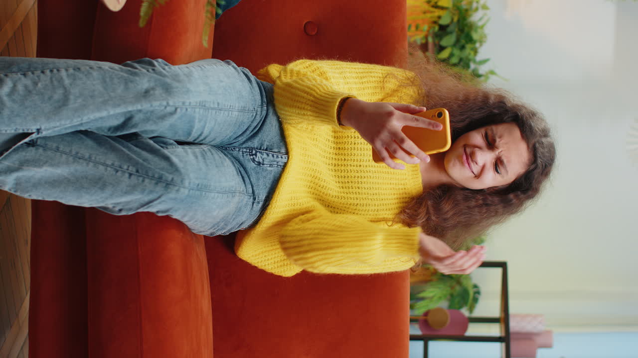 niña niña usa teléfono inteligente jugando a un juego pierde sorprendido resultado de la lotería falla prueba de estudio de educación