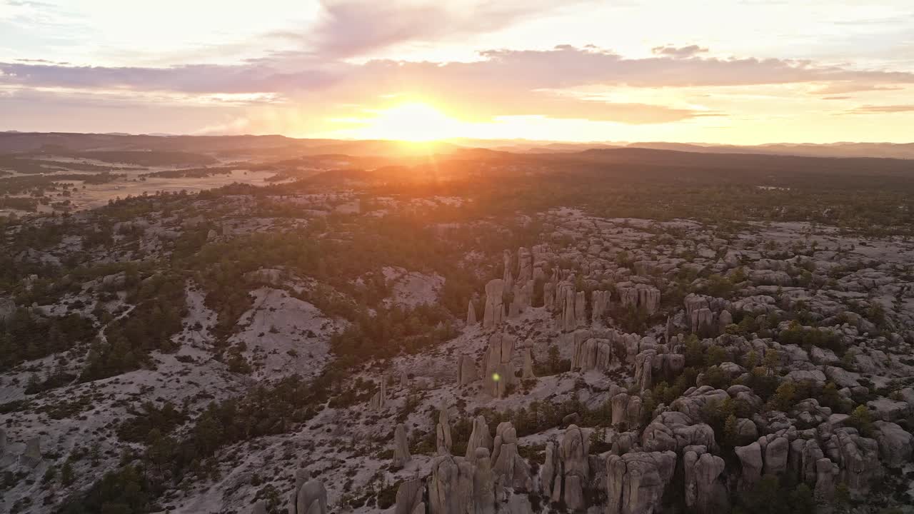 Vista do pôr do sol de formações rochosas únicas no Valle de los Monjes, Chihuahua, México.