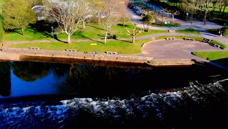 vuelo aéreo sobre el río tambre con vistas al parque praia fluvial de tapia en un día soleado