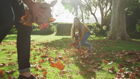 Vídeo-De-Una-Feliz-Pareja-Caucásica-Bien-Vestida-Divirtiéndose-En-El-Jardín