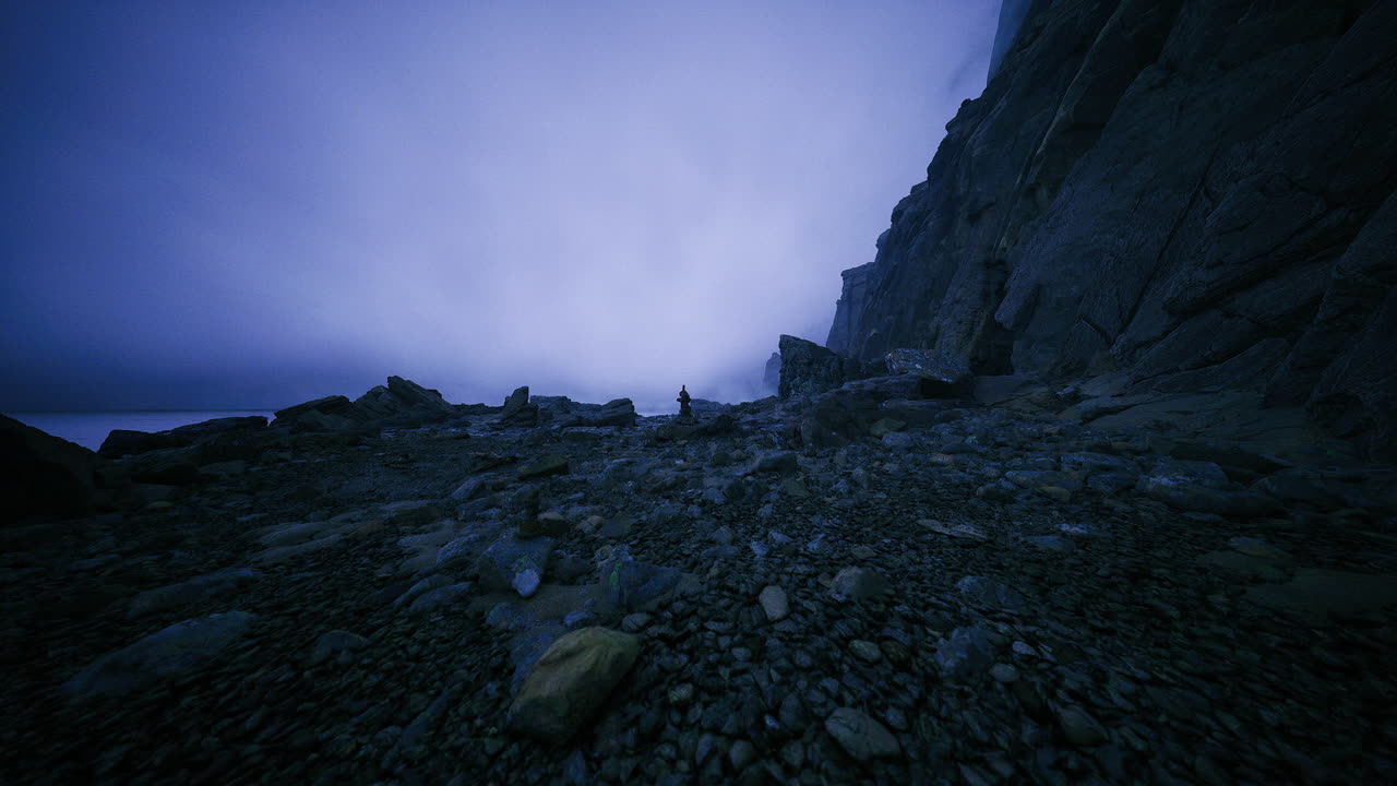 Costa desolada rodeada de acantilados que enfatiza la soledad y la grandeza