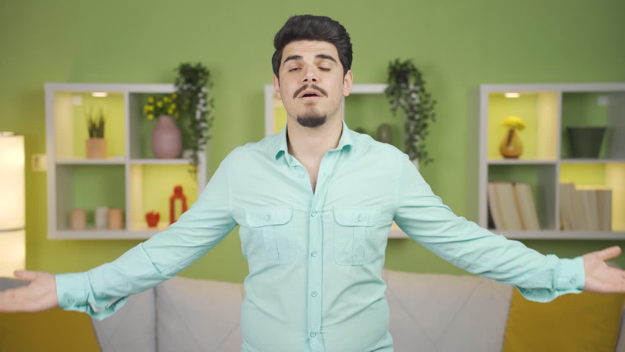 신선해지고 싶은 젊은이가 더운 날씨로 고통받고 있습니다.