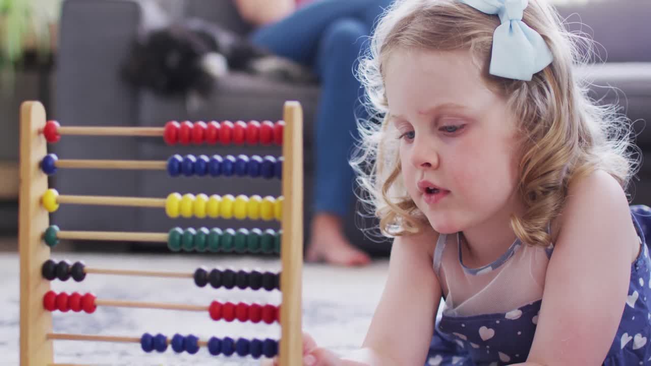 madre y hija caucásicas divirtiéndose usando ábaco