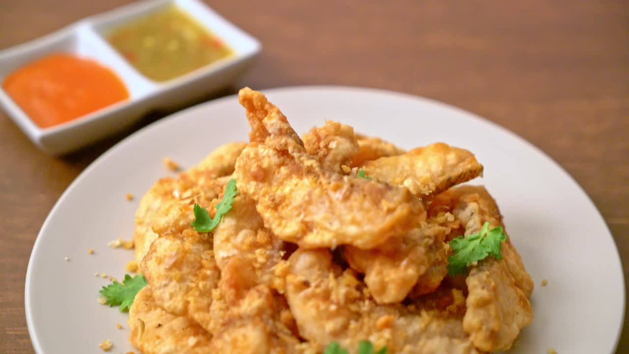 접시에 마늘과 튀긴 생선