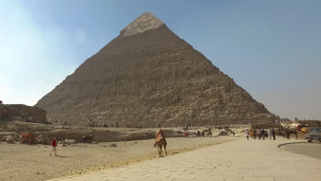 cámara yendo lentamente hacia la pirámide de khafre durante un día soleado en egipto