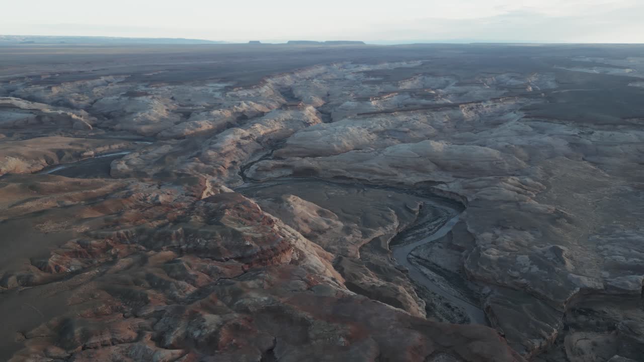 una amplia vista aérea captura el terreno accidentado del desierto al sur de salt lake city, utah, ee.uu., mostrando el paisaje árido y desolado