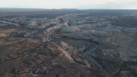 Una-Amplia-Vista-Aérea-Captura-El-Terreno-Accidentado-Del-Desierto-Al-Sur-De-Salt-Lake-City,-Utah,-EE.-UU.,-Mostrando-El-Paisaje-árido-Y-Desolado.