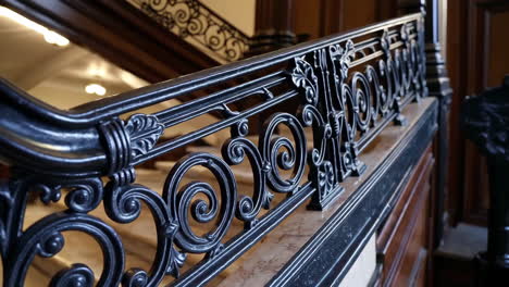 gran escalera en un edificio histórico