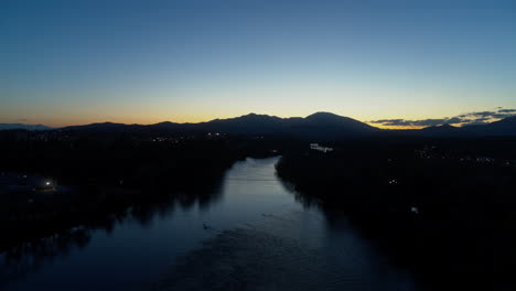 Imágenes-Aéreas-Volando-Sobre-El-Río-Sacramento-Después-Del-Atardecer-En-Redding,-California